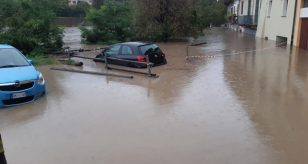 Meteo - Forte maltempo si abbatte nelle Marche, Falconara Marittima sott'acqua per l'esondazione di un fosso