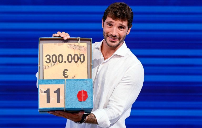 Affari Tuoi, Ornella vince 300.000 euro, la reazione di Stefano De Martino: “Da domani…”