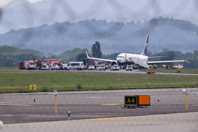 Esplode pneumatico dell’aereo poco dopo l’atterraggio: lo scalo è stato chiuso. Ecco dove