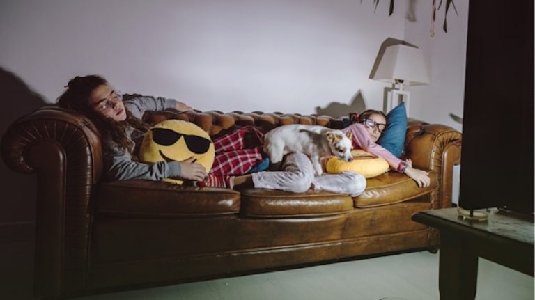 Ti addormenti spesso con la TV accesa? Ecco cosa può nascondere questa abitudine Ti addormenti spesso con la TV accesa? Ecco cosa può nascondere questa abitudine