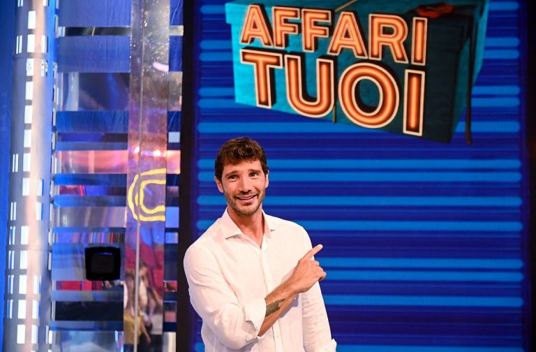 Affari Tuoi, il dettaglio sfuggito a molti: “Stefano De Martino sta scegliendo…”