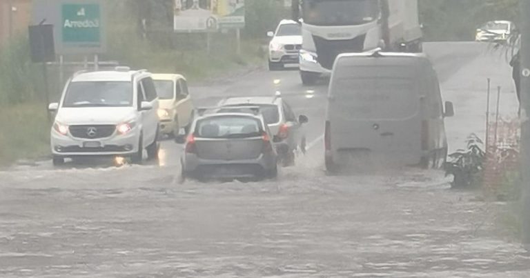 Forte maltempo allaga la città italiana: strade come fiumi e disagi