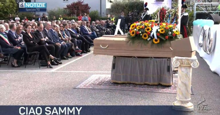 Funerali Sammy Basso, il gesto commovente all’arrivo del feretro: ”Tutti sono…”