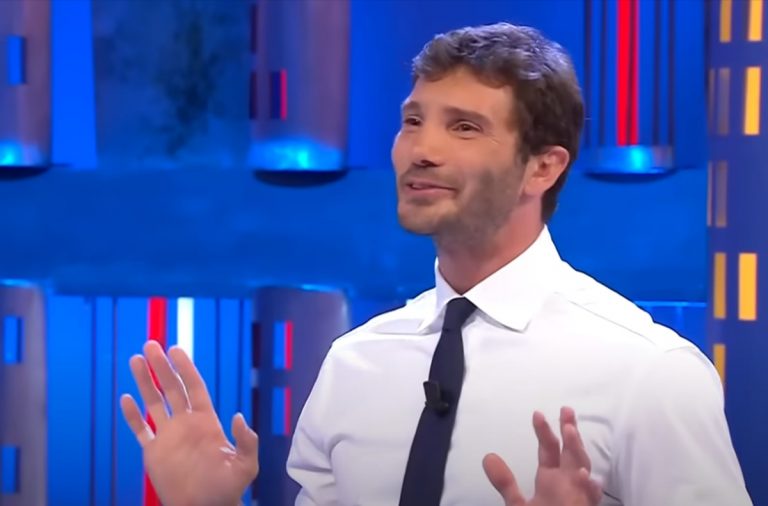 Stefano detto “Zorro”, chi è il concorrente di Affari Tuoi che ha vinto ieri sera: ”Darò i soldi…”