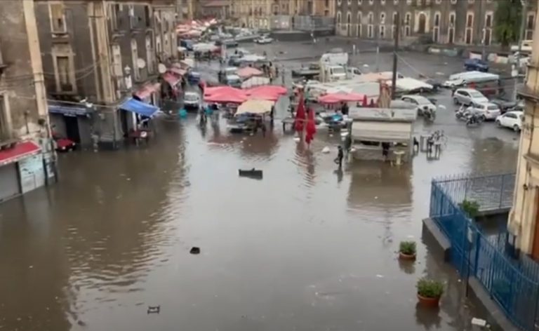 Maltempo in Italia diretta live, situazione critica sulle estreme regioni meridionali, strade allagate a Catania