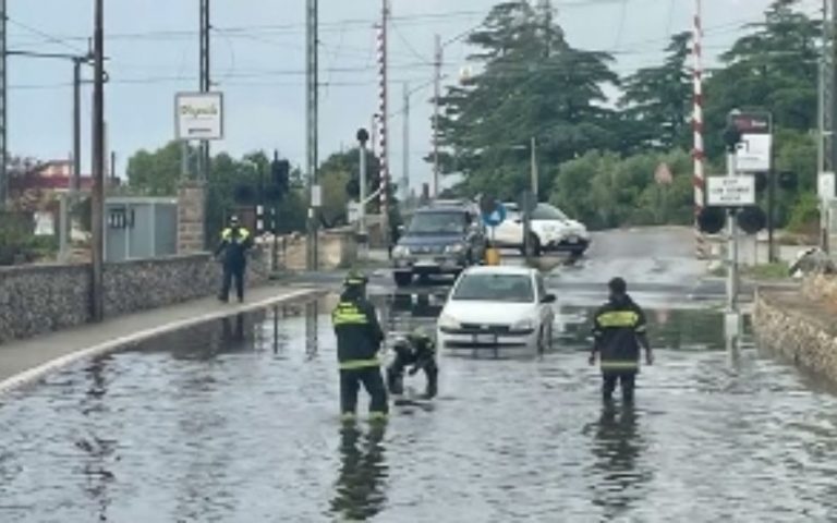 Forte maltempo si abbatte sulla città italiana, strade allagate e traffico in tilt