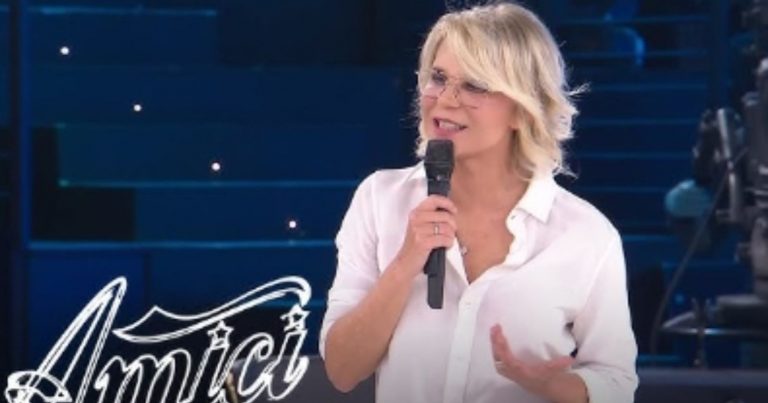 Maria De Filippi, preoccupazione per un ex allievo di Amici: ”Gli mando un bacio…”. Ecco di chi si tratta