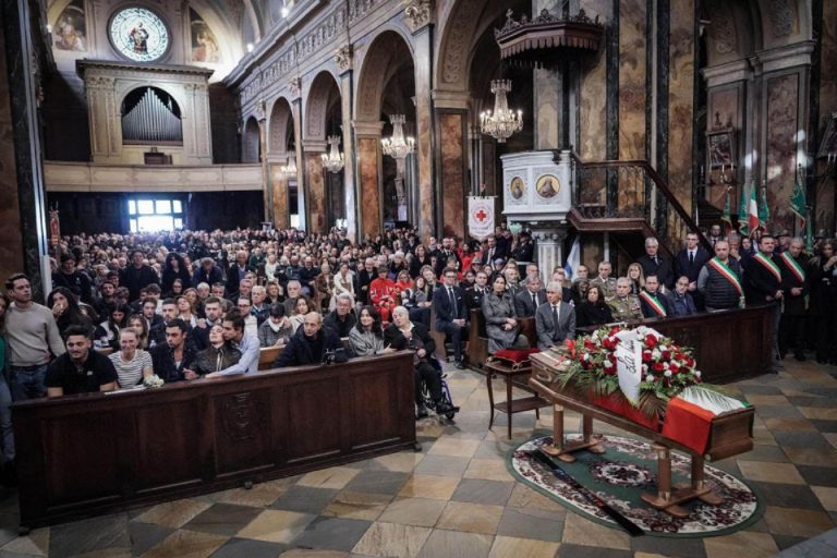 Malore ai funerali di Matilde Lorenzi, arriva la Croce Rossa: “Si è sentito male un alpino…”