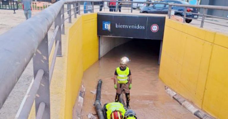 Meteo – Alluvione Spagna, paura per un parcheggio di un centro commerciale allagato: “E’ un cimitero”