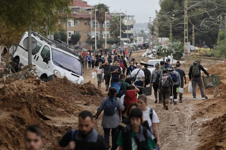 Meteo – Alluvione Spagna, salito a 205 il numero dei morti, oltre 2000 i dispersi. Allerta anche per oggi