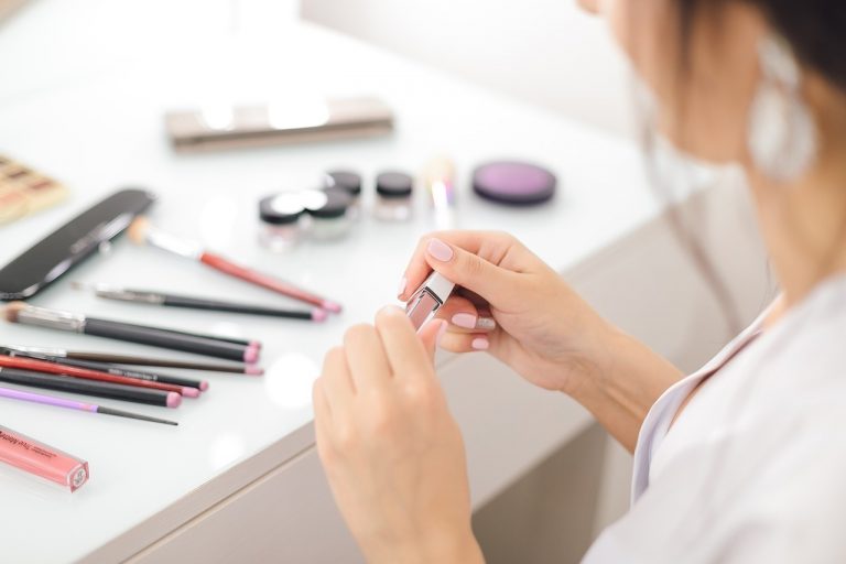 Le autorità sanitarie trovano sostanze vietate in centinaia di cosmetici: è allarme per la salute delle donne Le autorità sanitarie trovano sostanze vietate in centinaia di cosmetici: è allarme per la salute delle donne