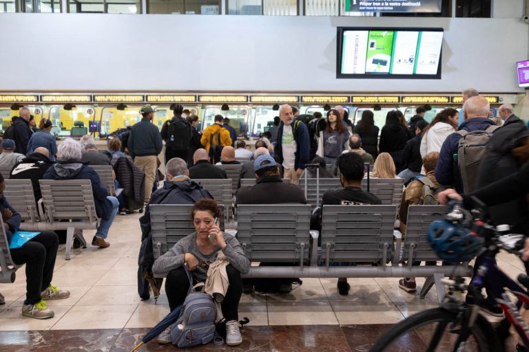 Alluvione in Spagna, la tempesta si sposta su Barcellona: aeroporto allagato e oltre 70 voli cancellati