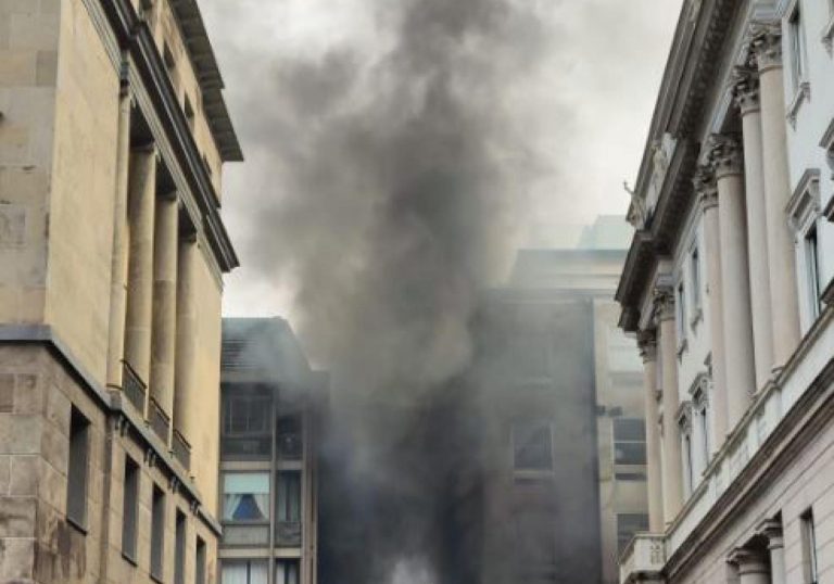 Incendio in centro a Milano: alta colonna di fumo nero si alza in cielo. Ecco cos’è successo