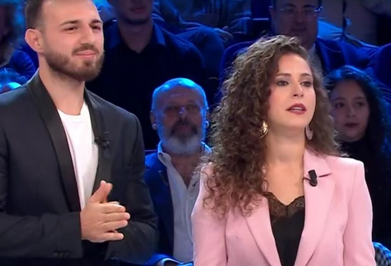 Affari Tuoi, Rossella dalla Campania: “Le mie amiche mi chiedono ‘Com’è Stefano?’, io dico è bello, ma anche…”