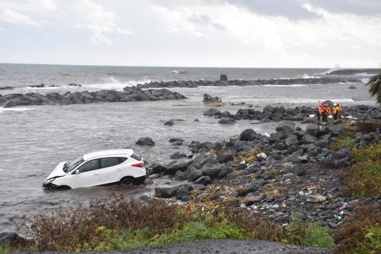 Violento nubifragio a Torre Archirafi, esonda il torrente e le auto vengono trascinate a mare in pochi secondi