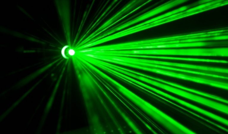 Gli scienziati scoprono che i laser possono bloccare la luce e proiettare un’ombra