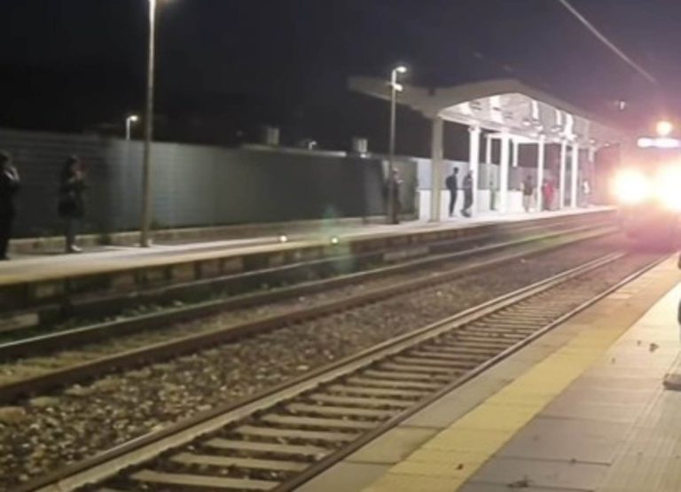 Tragedia sui binari in Italia, sospesa la circolazione ferroviaria tra Milano e Piacenza: ecco cos’è successo