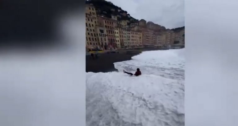 Forte mareggiata in Italia, turista travolta da un’onda mentre cerca di scattare una foto – Il video Forte mareggiata in Italia, turista travolta da un’onda mentre cerca di scattare una foto – Il video