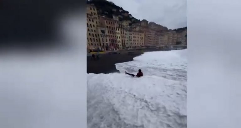 Forte mareggiata in Italia, turista travolta da un’onda mentre cerca di scattare una foto – Il video