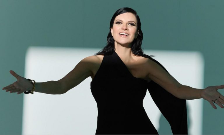 Laura Pausini costretta a rinviare il concerto di stasera a Livorno: ”Iniziate cure pesanti…”