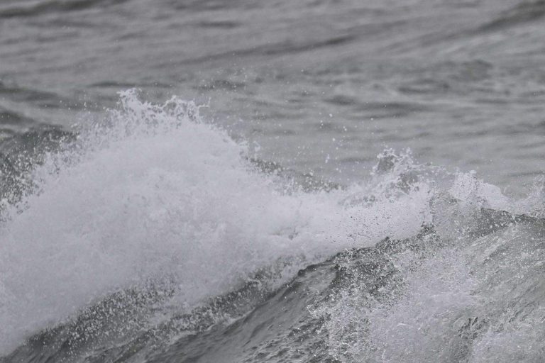 La diga cede, mare in strada: onde alte fino a 8 metri, paura e danni. Ecco dove