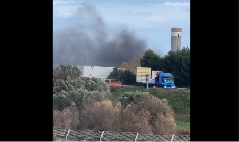 Enorme incendio provoca alta colonna di fumo nero: “Tenete le finestre chiuse…”. Ecco dove