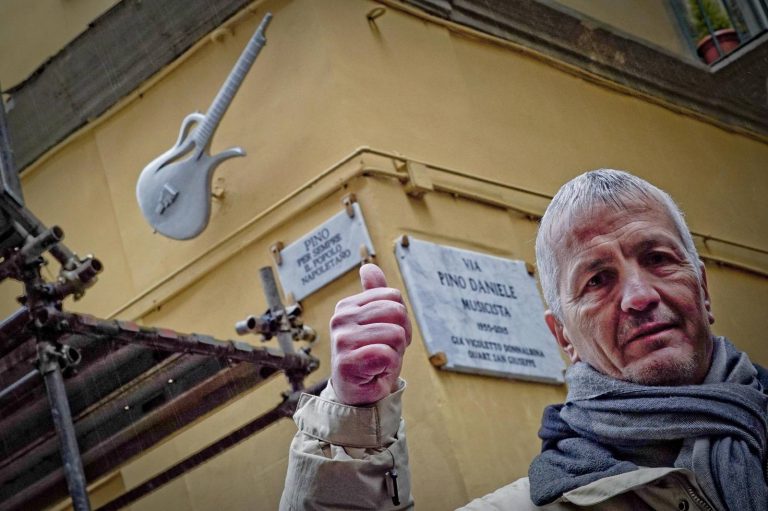 È morto il fratello di Pino Daniele, addio a Carmine: le cause del decesso È morto il fratello di Pino Daniele, addio a Carmine: le cause del decesso