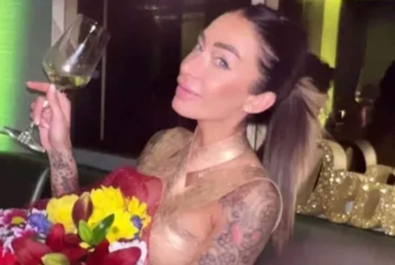 Scopre di avere un tumore, ma rinuncia a curarsi per salvare la figlia: Deborah Vanini è morta a 38 anni Scopre di avere un tumore, ma rinuncia a curarsi per salvare la figlia: Deborah Vanini è morta a 38 anni
