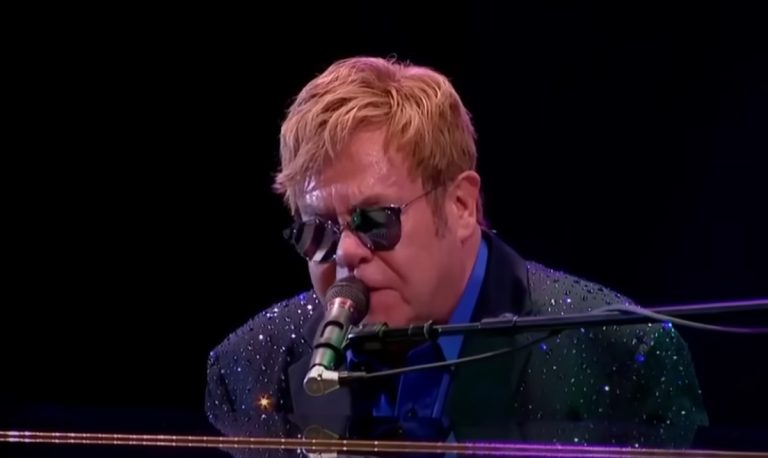 “Non vedo quasi più niente…”, Elton John confessa il suo dramma ai fans: ecco cosa è successo “Non vedo quasi più niente…”, Elton John confessa il suo dramma ai fans: ecco cosa è successo