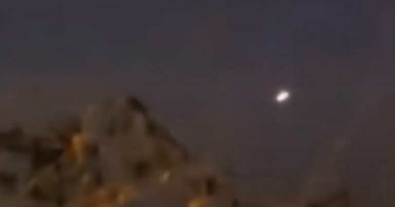 Droni giganti negli Stati Uniti: misteriosi avvistamenti in New Jersey, New York e Pennsylvania. Ecco cosa sta succedendo Droni giganti negli Stati Uniti: misteriosi avvistamenti in New Jersey, New York e Pennsylvania. Ecco cosa sta succedendo