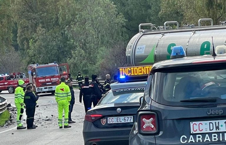 Terribile incidente sulla strada statale, auto contro cisterna: ci sono morti e feriti. Ecco dove