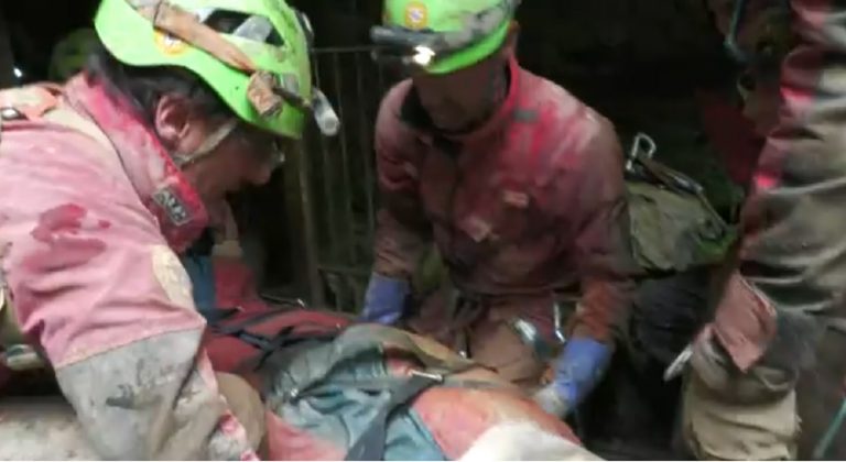 Speleologa intrappolata in una grotta nel bergamasco, sul posto carabinieri e Vigili del Fuoco: ”Si troverebbe…” Speleologa intrappolata in una grotta nel bergamasco, sul posto carabinieri e Vigili del Fuoco: ”Si troverebbe…”