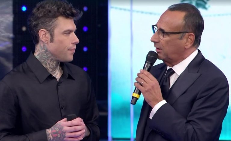 Fedez sembra confuso a Sarà Sanremo: Carlo Conti lo accompagna fuori scena. Ecco cos’è successo