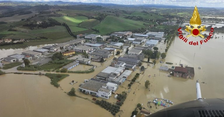 Venti di burrasca si abbattono sulla zona italiana, alberi caduti e treni bloccati. Raffiche oltre 130 km/h