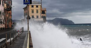 Meteo - Violente mareggiate al largo di Napoli, paura su un traghetto, poi riuscito ad attraccare: i dettagli