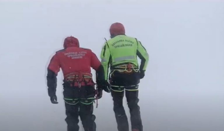 Gran Sasso, escursionisti dispersi, sospese le ricerche per avverse condizioni meteo: ultimi aggiornamenti