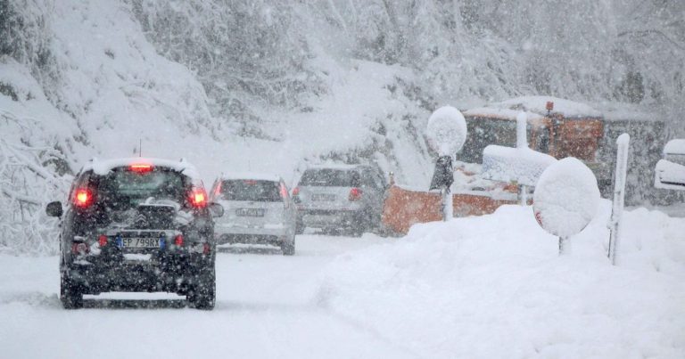 Meteo – Blizzard sull’Appennino abruzzese, disagi tra Roccaraso e Palena: strade chiuse, ecco quali Meteo – Blizzard sull’Appennino abruzzese, disagi tra Roccaraso e Palena: strade chiuse, ecco quali