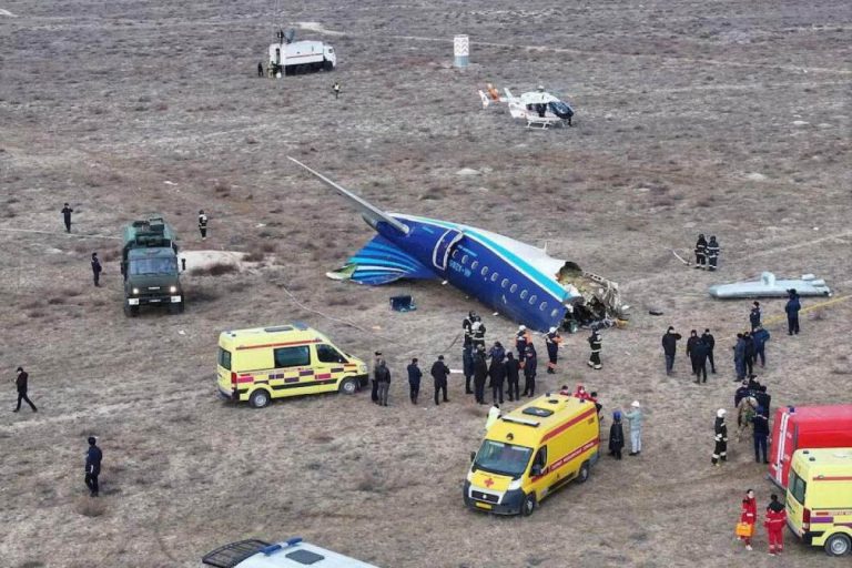 Aereo precipitato in Kazakistan, scoperti dei buchi sulla fusoliera: si fa largo la nuova ipotesi