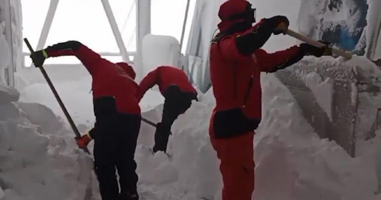 Alpinisti dispersi sul Gran Sasso, i soccorritori scendono a valle: “Stiamo operando, ma la situazione…”