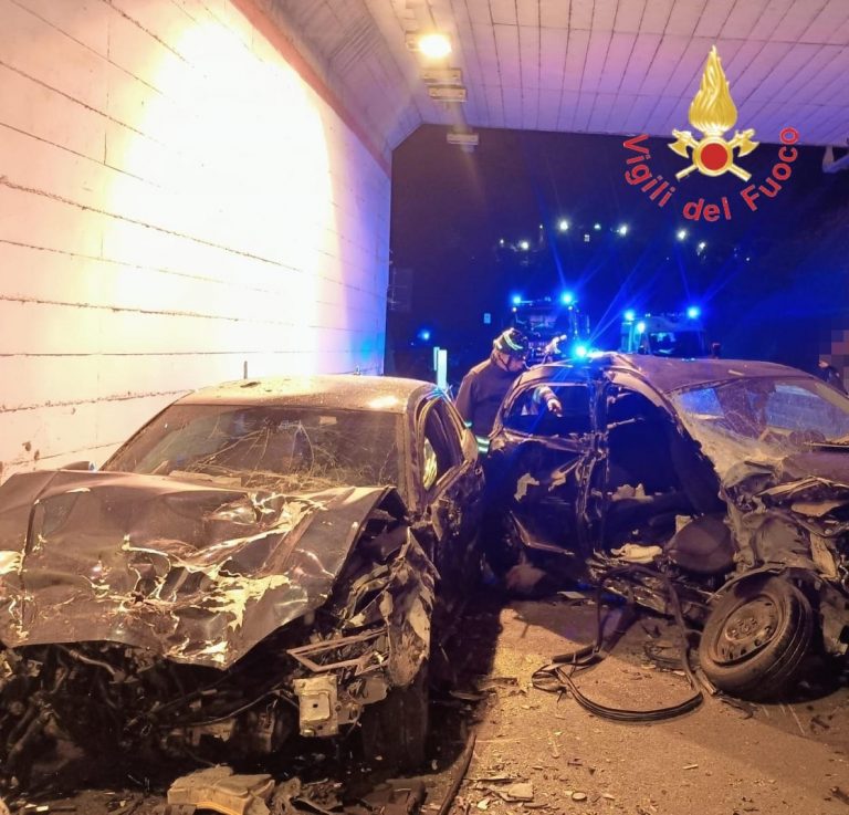 Tragico incidente in galleria sulla strada statale: “È morto il figlio di…” Tragico incidente in galleria sulla strada statale: “È morto il figlio di…”