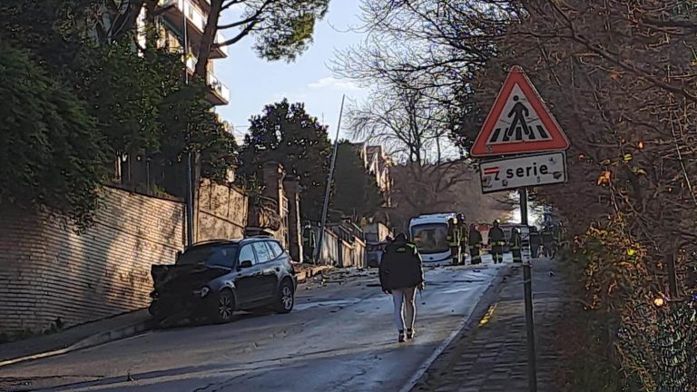 Auto contro colonnina di gas, ci sono morti: “Gravissimo incidente, non uscite di casa e chiudete le finestre”. Ecco dove