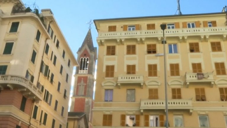 Due sorelle si lanciano dal quarto piano a Genova, l’ultimo messaggio della vittima: ”Dio ti aspetto…”