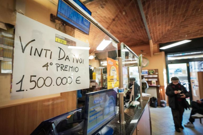 Lotteria Italia 2025, quante tasse si pagano sui premi?