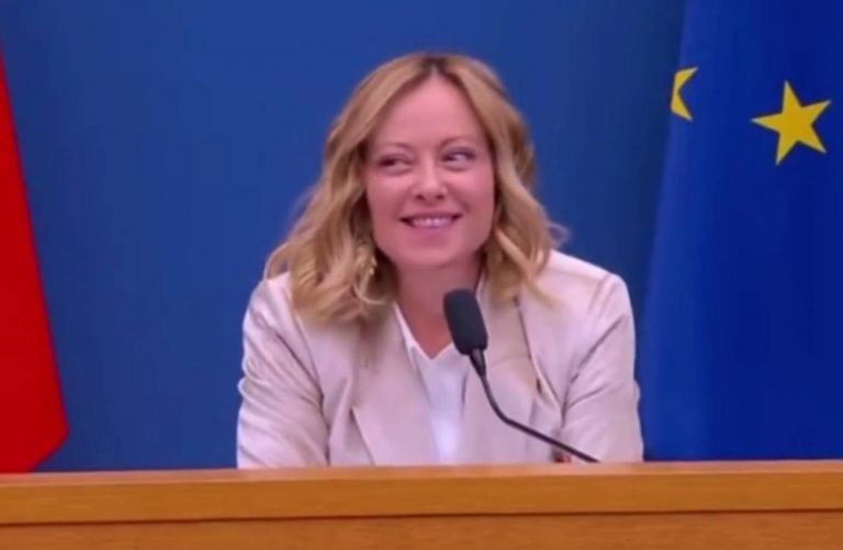 Conferenza stampa Giorgia Meloni, la domanda sulle formiche che la mette in imbarazzo. VIDEO