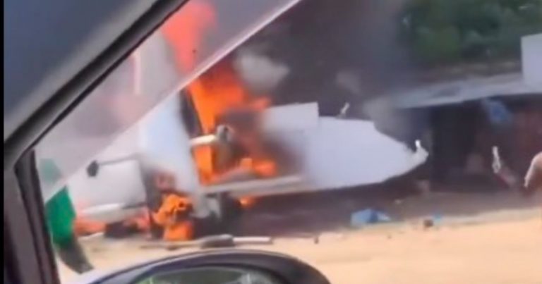 L’aereo si schianta in strada e prende fuoco: ci sono morti e feriti. Ecco dove L’aereo si schianta in strada e prende fuoco: ci sono morti e feriti. Ecco dove