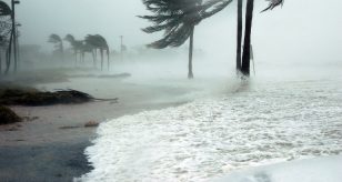 Meteo - Maltempo e violente raffiche di vento in Calabria, smottamenti e disagi al traffico ferroviario: i dettagli