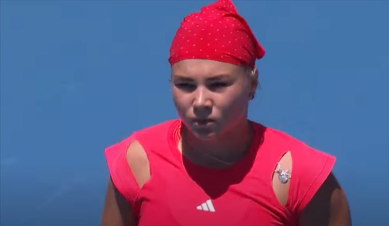 Australian Open, la tennista caccia via la madre dagli spalti durante il match: “Così mi fai innervosire…”