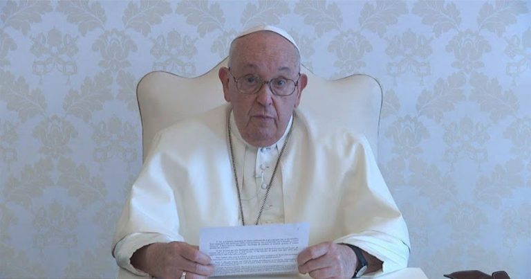 Papa Francesco, caduta in casa per il Pontefice: ecco come sta e cosa è successo