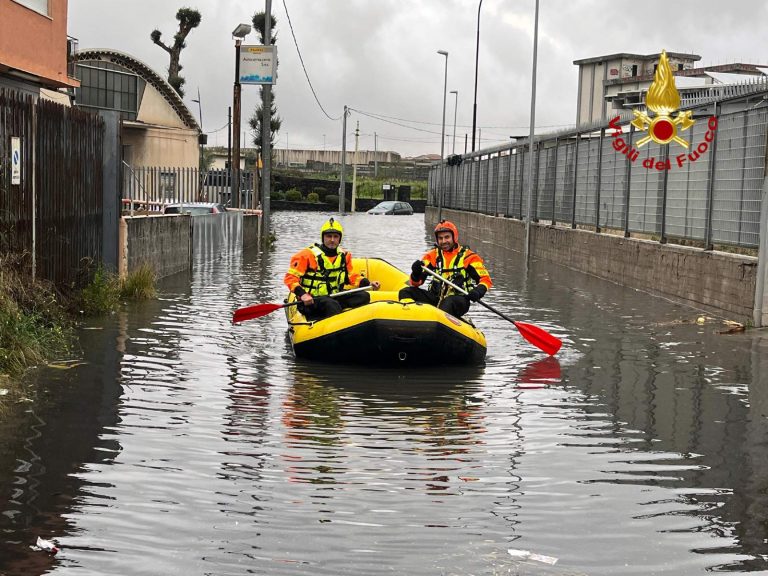 Maltempo in Sicilia, decine di interventi dei Vigili del Fuoco: auto sommersa dall’acqua a Misterbianco