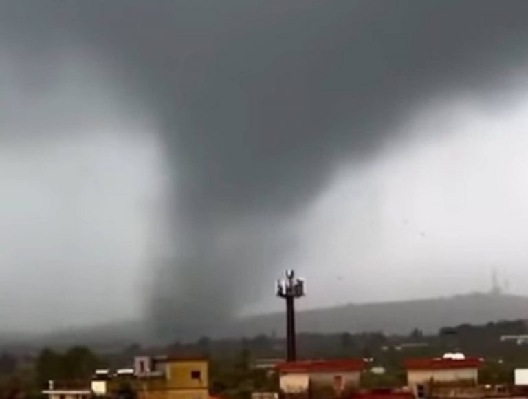 Meteo – Forte maltempo si abbatte sulla Sicilia: tromba d’aria a Modica, fulmine colpisce un uomo a Marzamemi